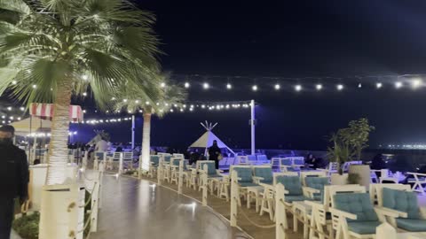 مجموعة متنوعة من المطاعم والمقاهي المطلة مباشرة على البحر ، معالم سياحية مشهورة، الواجهة البحرية السياحية في المملكة العربية السعودية بمدينة الجبيل الصناعية بالمنطقة الشرقية ، كورنيش الجبيل، مقهى ومكان فيه أضواء مبتكرة