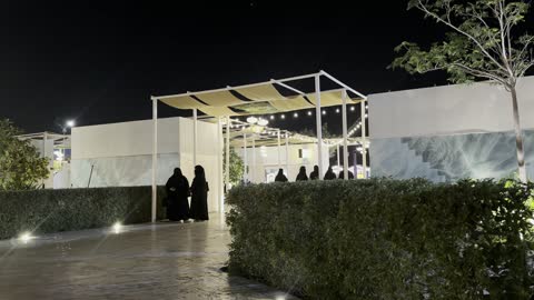 شتلات ونباتات معروضة في أواني مختلفة، معالم سياحية مشهورة، الواجهة البحرية السياحية في المملكة العربية السعودية بمدينة الجبيل الصناعية ، كورنيش الجبيل، مقهى ومكان فيه أضواء مبتكرة