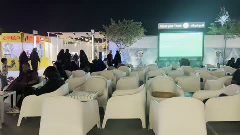 مشاهدة المباريات في تكية بحر المطلة على كورنيش الدمام، معالم سياحية مشهورة، الواجهة البحرية السياحية في المملكة العربية السعودية بمدينة الجبيل الصناعية ، كورنيش الجبيل، مجموعة من المطاعم والمقاهي المطلة على البحر