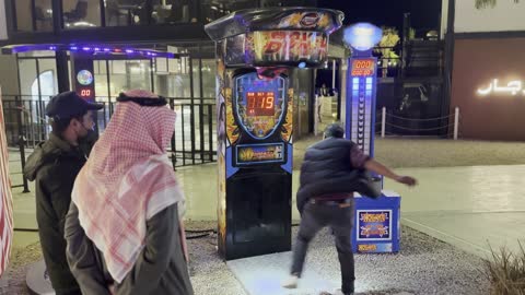 فعالية ونشطات ترفيهي تشمل أمسيات موسيقية وعروض، معالم سياحية مشهورة، الواجهة البحرية السياحية في المملكة العربية السعودية بمدينة الجبيل الصناعية ، كورنيش الجبيل، مجموعة من المطاعم والمقاهي المطلة على البحر