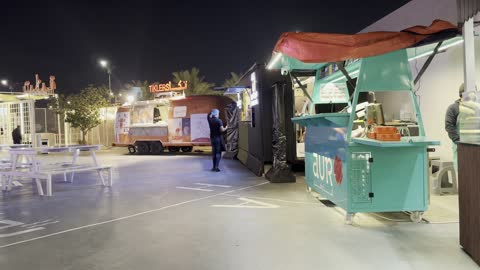 وجود كشك طعام مختلفة في تكية بحر المطلة على كورنيش الدمام، معالم سياحية مشهورة، الواجهة البحرية السياحية في المملكة العربية السعودية بمدينة الجبيل الصناعية ، كورنيش الجبيل، مجموعة من المطاعم والمقاهي المطلة على البحر