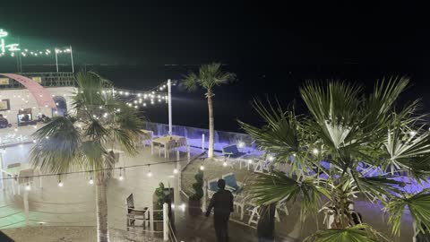 جلسة خارجية مميزة على البحر مباشرة،  كورنيش الجبيل، معالم سياحية مشهورة، الواجهة البحرية السياحية في المملكة العربية السعودية بمدينة الجبيل الصناعية ، مجموعة من المطاعم والمقاهي المطلة على البحر