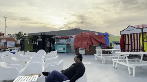 شاشة كبيرة ومقاعد بيضاء معدة للجمهور، "تكية بحر" واجهة بحرية،  كورنيش الجبيل، معالم سياحية مشهورة، الواجهة البحرية السياحية في المملكة العربية السعودية بمدينة الجبيل الصناعية ، مجموعة من المطاعم والمقاهي المطلة على البحر