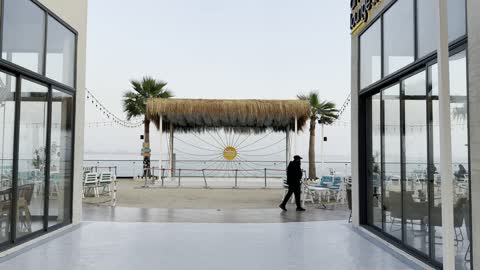 المشروع الأول من نوعه في المنطقة، كورنيش الجبيل، معالم سياحية مشهورة، الواجهة البحرية السياحية في المملكة العربية السعودية بمدينة الجبيل الصناعية ، مجموعة من المطاعم والمقاهي المطلة على البحر