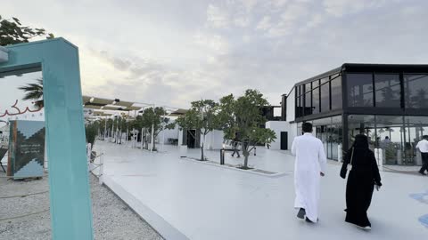 The name of the place on the turquoise sign, the tourist waterfront in the Kingdom of Saudi Arabia in the city of Jubail Industrial, Jubail Corniche, famous tourist attractions, a collection of restaurants and cafes overlooking the sea.