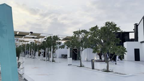 The name of the place on the turquoise sign, the tourist waterfront in the Kingdom of Saudi Arabia in the city of Jubail Industrial, Jubail Corniche, famous tourist attractions, a collection of restaurants and cafes overlooking the sea.