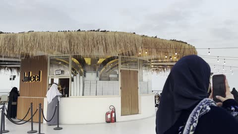 كشك متخصص في تقديم مشروبات ومأكولات مختلفة، مجموعة من المطاعم واكافيهات المطلة على البحر، الواجهة البحرية السياحية في المملكة العربية السعودية بمدينة الجبيل الصناعية ، كورنيش الجبيل، معالم سياحية مشهورة