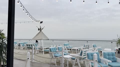 إطلالة بحرية وأنشطة مختلفة للزوار من جميع الفئات العمرية، مجموعة من المطاعم واكافيهات المطلة على البحر، الواجهة البحرية السياحية في المملكة العربية السعودية بمدينة الجبيل الصناعية ، كورنيش الجبيل، معالم سياحية مشهورة