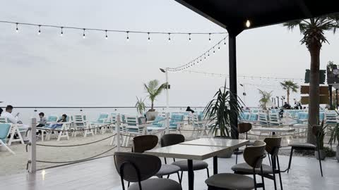 مكان هادئ مع وجود عدد قليل من الأشخاص في الخلفية، مجموعة من المطاعم وكافيهات المطلة على البحر، الواجهة البحرية السياحية في المملكة العربية السعودية بمدينة الجبيل الصناعية ٢٨ ديسمبر ٢٠٢٥، كورنيش الجبيل، معالم سياحية مشهورة