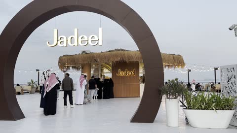 أجواء هادئة مع بعض الأشخاص المتواجدين، الواجهة البحرية السياحية في المملكة العربية السعودية بمدينة الجبيل الصناعية ٢٨ ديسمبر ٢٠٢٥، مجموعة من المطاعم وكافيهات المطلة على البحر، كورنيش الجبيل، معالم سياحية مشهورة