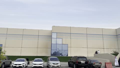 مصف سيارات في فناء المكان، معرض المنتجات العربية والعالمية من 19 ديسمبر 2025 إلى 3 يناير 2026 في مدينة جدة في المملكة العربية السعودية، مبنى مركز جدة الدولي للمعارض والمؤتمرات، فعالية  ضخمة تجمع ثقافات وصناعات مختلفة