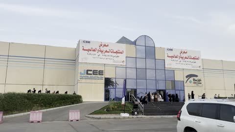 فعالية  ضخمة تجمع ثقافات وصناعات مختلفة، مصف سيارات في فناء المكان، معرض المنتجات العربية والعالمية من 19 ديسمبر 2025 إلى 3 يناير 2026 في مدينة جدة في المملكة العربية السعودية، مبنى مركز جدة الدولي للمعارض والمؤتمرات