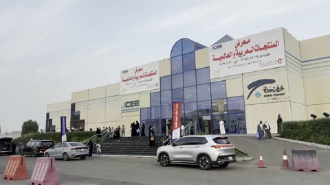 مبنى مركز جدة الدولي للمعارض والمؤتمرات، فعالية  ضخمة تجمع ثقافات وصناعات مختلفة، مصف سيارات في فناء المكان، معرض المنتجات العربية والعالمية من 19 ديسمبر 2025 إلى 3 يناير 2026 في مدينة جدة في المملكة العربية السعودية