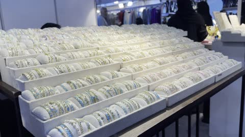 السلع الاستهلاكية المتنوعة بما في ذلك  الإكسسوارات والعطور، معرض المنتجات العربية والعالمية من 19 ديسمبر 2025 إلى 3 يناير 2026 في مدينة جدة في المملكة العربية السعودية، تجربة تسوق عالمية وتجمع دولي ضخم، مبنى مركز جدة الدولي للمعارض والمؤتمرات