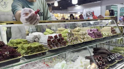 راحة الحلقوم في مكان المعرض،  تجربة تسوق عالمية وتجمع دولي ضخم، مبنى مركز جدة الدولي للمعارض والمؤتمرات، معرض المنتجات العربية والعالمية من 19 ديسمبر 2025 إلى 3 يناير 2026 في مدينة جدة في المملكة العربية السعودية