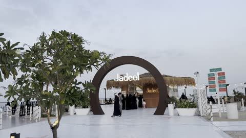 عدد من الأشخاص يرتدون ملابس تقليدية، الواجهة البحرية السياحية في المملكة العربية السعودية بمدينة الجبيل الصناعية ٢٨ ديسمبر ٢٠٢٥، مجموعة من المطاعم وكافيهات المطلة على البحر، كورنيش الجبيل، معالم سياحية مشهورة