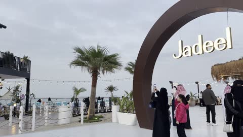 أجواء هادئة مع بعض الأشخاص المتواجدين، الواجهة البحرية السياحية في المملكة العربية السعودية بمدينة الجبيل الصناعية ٢٨ ديسمبر ٢٠٢٥، مجموعة من المطاعم وكافيهات المطلة على البحر، كورنيش الجبيل، معالم سياحية مشهورة