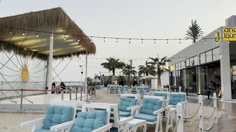 The feeling of relaxation due to the presence of palm trees and plants in the area, the tourist waterfront in the Kingdom of Saudi Arabia in the city of Jubail Industrial on December 28, 2025, a collection of restaurants and cafes overlooking the sea, Jubail Corniche, famous tourist attractions.
