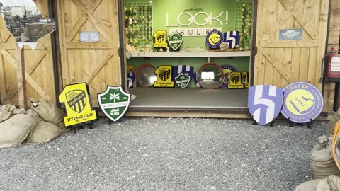 كشك لافتات وشعارات مختلفة، ونتر وندر لاند فى حي الشاطئ بجدة، المملكة العربية السعودية يوم ١٩ من ديسمبر 2025 ، ألعاب ترفيهية وتجارب تفاعلية ،عروض حية واضاءات ممتعه ، أجواء ثلجية احتفالية