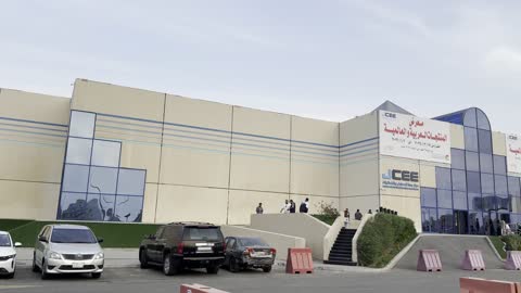 مصف سيارات في فناء المكان، معرض المنتجات العربية والعالمية من 19 ديسمبر 2025 إلى 3 يناير 2026 في مدينة جدة في المملكة العربية السعودية، مبنى مركز جدة الدولي للمعارض والمؤتمرات، فعالية  ضخمة تجمع ثقافات وصناعات مختلفة