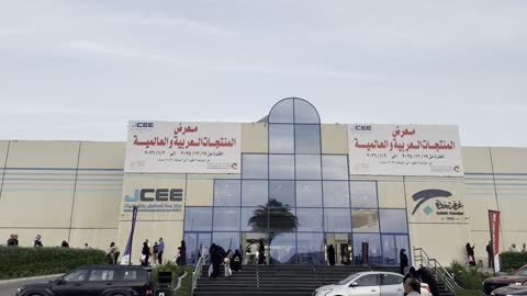 مبنى مركز جدة الدولي للمعارض والمؤتمرات، فعالية  ضخمة تجمع ثقافات وصناعات مختلفة، مصف سيارات في فناء المكان، معرض المنتجات العربية والعالمية من 19 ديسمبر 2025 إلى 3 يناير 2026 في مدينة جدة في المملكة العربية السعودية
