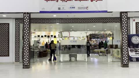 بوستر عند مدخل معرض المنتجات العربية والعالمية من 19 ديسمبر 2025 إلى 3 يناير 2026 في مدينة جدة في المملكة العربية السعودية، تجربة تسوق عالمية وتجمع دولي ضخم، مبنى مركز جدة الدولي للمعارض والمؤتمرات، فعالية  ضخمة تجمع ثقافات وصناعات مختلفة