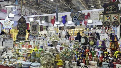 تشكيلة واسعة ومتنوعة من المنتجات من مختلف أنحاء العالم، معرض المنتجات العربية والعالمية من 19 ديسمبر 2025 إلى 3 يناير 2026 في مدينة جدة في المملكة العربية السعودية، تجربة تسوق عالمية وتجمع دولي ضخم، مبنى مركز جدة الدولي للمعارض والمؤتمرات