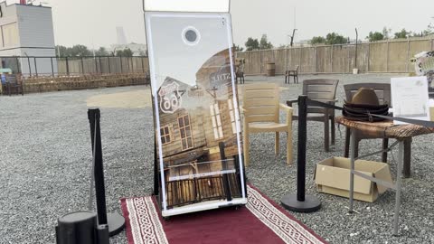 الكراسي والطاولات الخشبية والبلاستيكية في جميع أنحاء المنطقة، ونتر وندر لاند فى حي الشاطئ بجدة، المملكة العربية السعودية يوم ١٩ من ديسمبر 2025 ، ألعاب ترفيهية وتجارب تفاعلية ،عروض حية واضاءات ممتعه ، أجواء ثلجية احتفالية