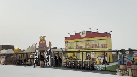 مكان لبيع الدمة للأطفال في بلدة ساوث ويست، ألعاب ترفيهية وتجارب تفاعلية ، ونتر وندر لاند فى حي الشاطئ بجدة، المملكة العربية السعودية يوم ١٩ من ديسمبر 2025 ، عروض حية واضاءات ممتعه ، أجواء ثلجية احتفالية