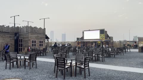 ديكورات ومباني على الطراز الكلاسيكي الغربي، ألعاب ترفيهية وتجارب تفاعلية ، ونتر وندر لاند فى حي الشاطئ بجدة، المملكة العربية السعودية يوم ١٩ من ديسمبر 2025 ، عروض حية واضاءات ممتعه ، أجواء ثلجية احتفالية