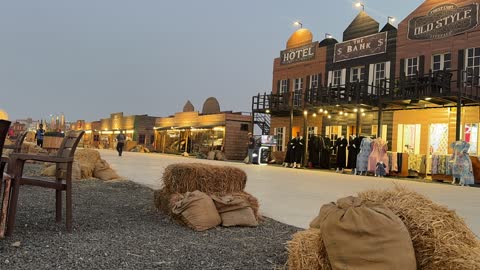 المهرجان بتصاميم ومباني خشبية تقليدية تعكس أجواء البلدات القديمة، ألعاب ترفيهية وتجارب تفاعلية ، ونتر وندر لاند فى حي الشاطئ بجدة، المملكة العربية السعودية يوم ١٩ من ديسمبر 2025 ، عروض حية واضاءات ممتعه ، أجواء ثلجية احتفالية