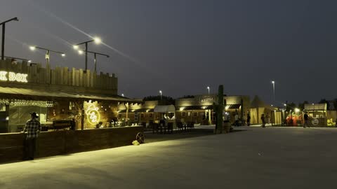 مجموعة من الأكشاك لبيع أطعمة ومشروبات مختلفة، ألعاب ترفيهية وتجارب تفاعلية ، ونتر وندر لاند فى حي الشاطئ بجدة، المملكة العربية السعودية يوم ١٩ من ديسمبر 2025 ، عروض حية واضاءات ممتعه ، أجواء ثلجية احتفالية