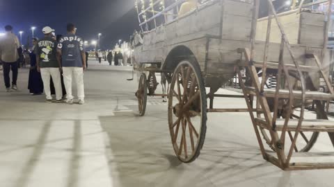 وجهة سياحية في المملكة العربية السعودية تقدم تجارب ريفية، عربة تجرها الخيول في موقع ترفيهي، ونتر وندر لاند فى حي الشاطئ بجدة، المملكة العربية السعودية يوم ١٩ من ديسمبر 2025 ، عروض حية واضاءات ممتعه ، أجواء ثلجية احتفالية