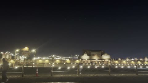 أضواء منيرة في وقت الليل، عروض مسرحية، المملكة العربية السعودية يوم ١٩ من ديسمبر 2025 ، وجهة سياحية في المملكة العربية السعودية تقدم تجارب ريفية، ونتر وندر لاند فى حي الشاطئ بجدة، عروض حية واضاءات ممتعه