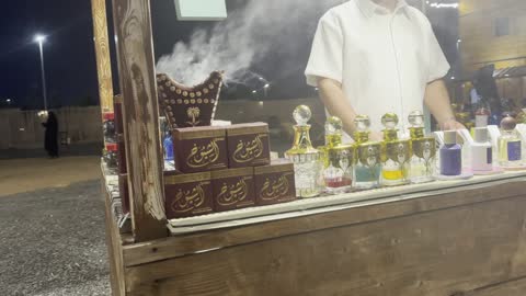 مجموعة من الأكشاك لبيع أطعمة ومشروبات مختلفة، ألعاب ترفيهية وتجارب تفاعلية ، ونتر وندر لاند فى حي الشاطئ بجدة، المملكة العربية السعودية يوم ١٩ من ديسمبر 2025 ، عروض حية واضاءات ممتعه ، أجواء ثلجية احتفالية