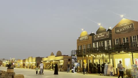 المهرجان بتصاميم ومباني خشبية تقليدية تعكس أجواء البلدات القديمة، ألعاب ترفيهية وتجارب تفاعلية ، ونتر وندر لاند فى حي الشاطئ بجدة، المملكة العربية السعودية يوم ١٩ من ديسمبر 2025 ، عروض حية واضاءات ممتعه ، أجواء ثلجية احتفالية