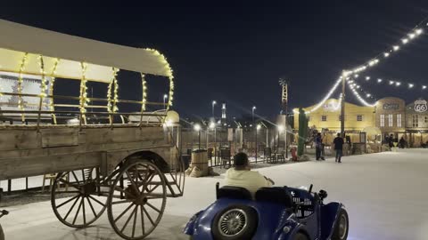 عربة تجرها الخيول في موقع ترفيهي،  وجهة سياحية في المملكة العربية السعودية تقدم تجارب ريفية، ونتر وندر لاند فى حي الشاطئ بجدة، المملكة العربية السعودية يوم ١٩ من ديسمبر 2025 ، عروض حية واضاءات ممتعه ، أجواء ثلجية احتفالية