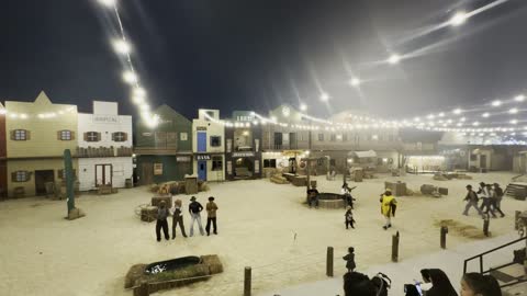 جو كلاسيكي يعكس جو الغرب الأمريكي القديم، المملكة العربية السعودية يوم ١٩ من ديسمبر 2025 ، وجهة سياحية في المملكة العربية السعودية تقدم تجارب ريفية، ونتر وندر لاند فى حي الشاطئ بجدة، عروض حية واضاءات ممتعه ، أجواء ثلجية احتفالية