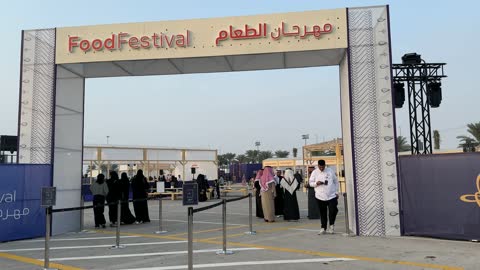 Visitors and participants in the festival, the entrance to the Ithra Food Festival takes place in the gardens of the King Abdulaziz Center for World Culture from December 22 to January 1, 2026, in the Kingdom of Saudi Arabia, in addition to a food market, a complete cultural experience for families and food lovers.