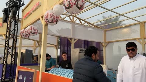 كشك خارجي مُزيّن بفوانيس ورقية فيالمطبخ الياباني، أنواع المطابخ المختلفة المشاركة في المهرجان، مهرجان إثراء للطعام يقام في حدائق مركز الملك عبد العزيز الثقافي العالمي من ٢٢ ديسمبر حتى ع يناير ٢٠٢٦ في المملكة العربية السعودية