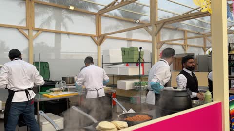 شيف يطهو الطعام في احدى المطابخ المشاركة، أنواع المطابخ المختلفة المشاركة في المهرجان، مهرجان إثراء للطعام يقام في حدائق مركز الملك عبد العزيز الثقافي العالمي من ٢٢ ديسمبر حتى ع يناير ٢٠٢٦ في المملكة العربية السعودية