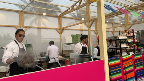 أنواع المطابخ المختلفة المشاركة في المهرجان، شيف يطهو الطعام في احدى المطابخ المشاركة، مهرجان إثراء للطعام يقام في حدائق مركز الملك عبد العزيز الثقافي العالمي من ٢٢ ديسمبر حتى ع يناير ٢٠٢٦ في المملكة العربية السعودية