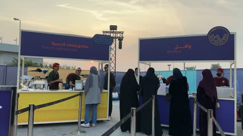 طوابير انتظار قصيرة أمام كل كشك، أنواع المطابخ المختلفة المشاركة في المهرجان، مهرجان إثراء للطعام يقام في حدائق مركز الملك عبد العزيز الثقافي العالمي من ٢٢ ديسمبر حتى ع يناير ٢٠٢٦ في المملكة العربية السعودية