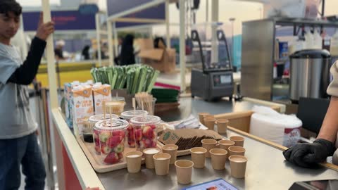 تقديم العصائر من الفواكه الطازجة، أنواع المطابخ المختلفة المشاركة في المهرجان، مهرجان إثراء للطعام يقام في حدائق مركز الملك عبد العزيز الثقافي العالمي من ٢٢ ديسمبر حتى ع يناير ٢٠٢٦ في المملكة العربية السعودية