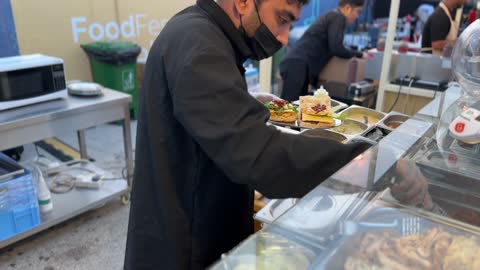 فن تقديم الحلويات الغربية مع الفواكه، مهرجان إثراء للطعام يقام في حدائق مركز الملك عبد العزيز الثقافي العالمي من ٢٢ ديسمبر حتى ع يناير ٢٠٢٦ في المملكة العربية السعودية، إثراء مركز ثقافي وإبداعي يهدف إلى إثراء المعرفة والإبداع