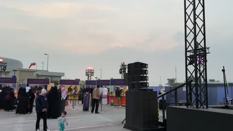 تصميم معماري فريد يشبه "الحصى" المتراصة، مهرجان إثراء للطعام يقام في حدائق مركز الملك عبد العزيز الثقافي العالمي من ٢٢ ديسمبر حتى ع يناير ٢٠٢٦ في المملكة العربية السعودية، إثراء مركز ثقافي وإبداعي يهدف إلى إثراء المعرفة والإبداع