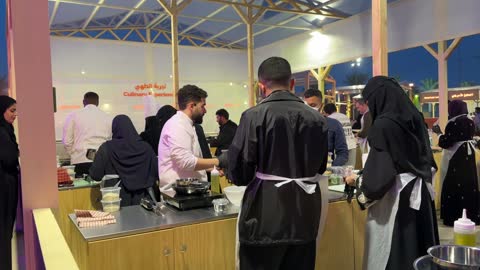 شيف يقدم التعليمات للمشتركين في ورشات العمل، مهرجان إثراء للطعام يقام في حدائق مركز الملك عبد العزيز الثقافي العالمي من ٢٢ ديسمبر حتى ع يناير ٢٠٢٦ في المملكة العربية السعودية، إثراء مركز ثقافي وإبداعي يهدف إلى إثراء المعرفة والإبداع