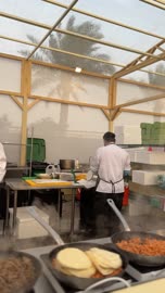 شيف يطهو الطعام في احدى المطابخ المشاركة، أنواع المطابخ المختلفة المشاركة في المهرجان، مهرجان إثراء للطعام يقام في حدائق مركز الملك عبد العزيز الثقافي العالمي من ٢٢ ديسمبر حتى ع يناير ٢٠٢٦ في المملكة العربية السعودية