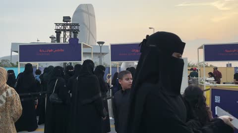 طوابير انتظار قصيرة أمام كل كشك، أنواع المطابخ المختلفة المشاركة في المهرجان، مهرجان إثراء للطعام يقام في حدائق مركز الملك عبد العزيز الثقافي العالمي من ٢٢ ديسمبر حتى ع يناير ٢٠٢٦ في المملكة العربية السعودية