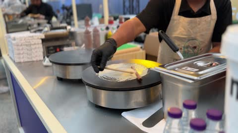 خبز الكريب بطريقة مميزة وتقديم عرض للتصوير، مهرجان إثراء للطعام يقام في حدائق مركز الملك عبد العزيز الثقافي العالمي من ٢٢ ديسمبر حتى ع يناير ٢٠٢٦ في المملكة العربية السعودية، إثراء مركز ثقافي وإبداعي يهدف إلى إثراء المعرفة والإبداع